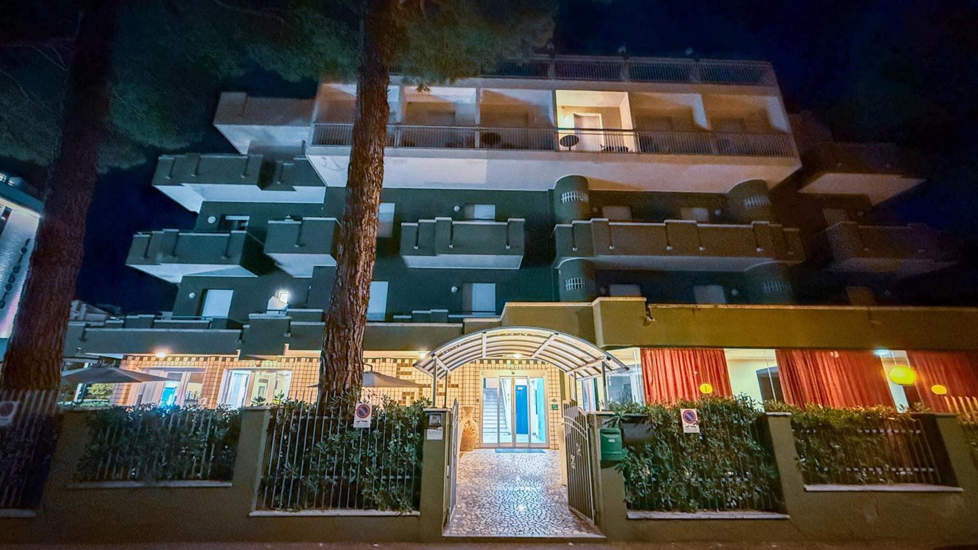 Hotel Etna - Nuova Gestione Romagnola All-Inclusive Spiaggia Parcheggio Riccione Bagian luar foto