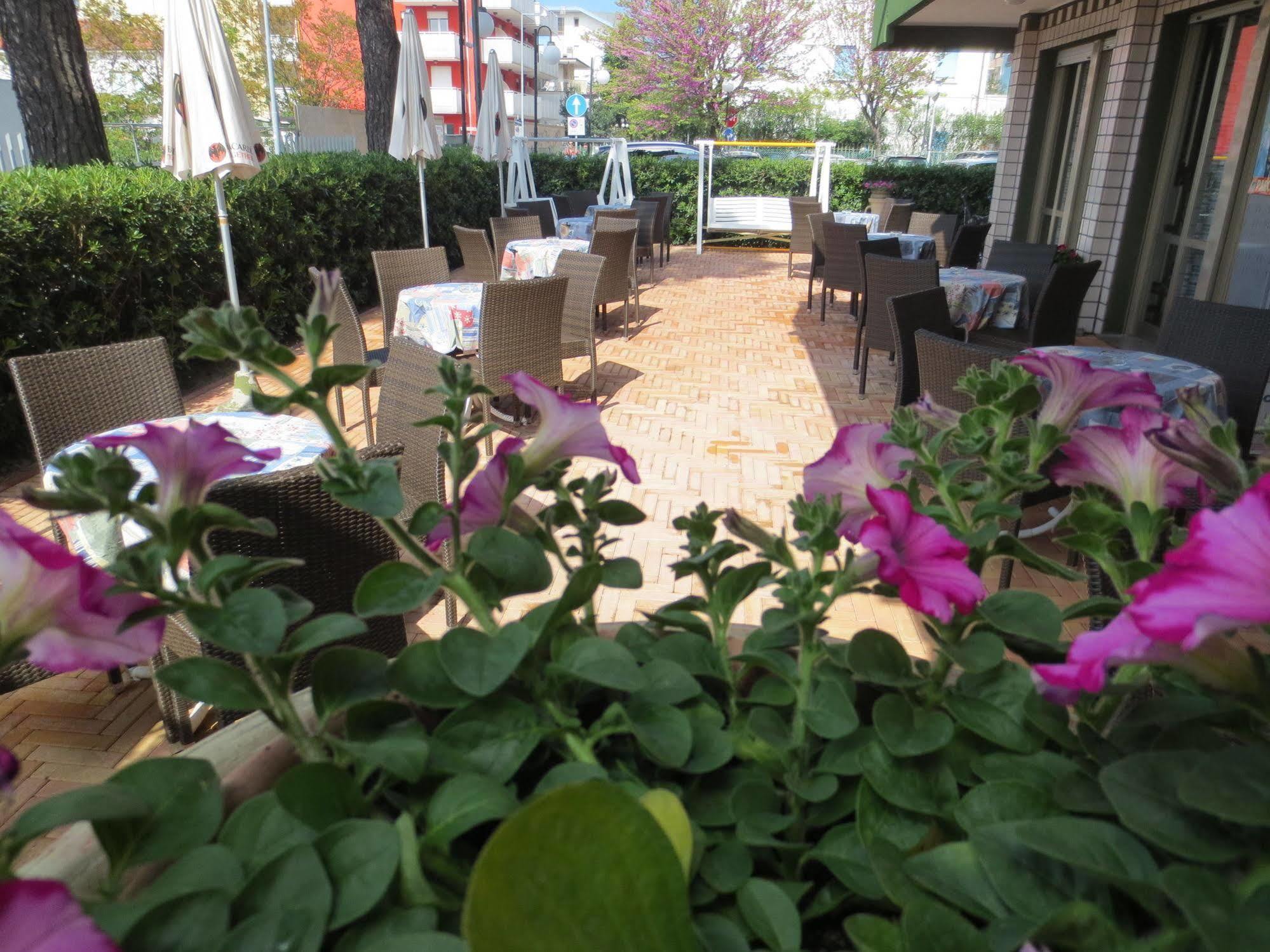 Hotel Etna - Nuova Gestione Romagnola All-Inclusive Spiaggia Parcheggio Riccione Bagian luar foto