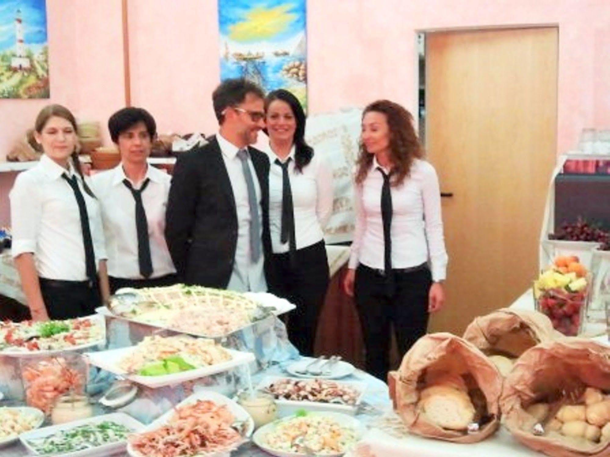 Hotel Etna - Nuova Gestione Romagnola All-Inclusive Spiaggia Parcheggio Riccione Bagian luar foto