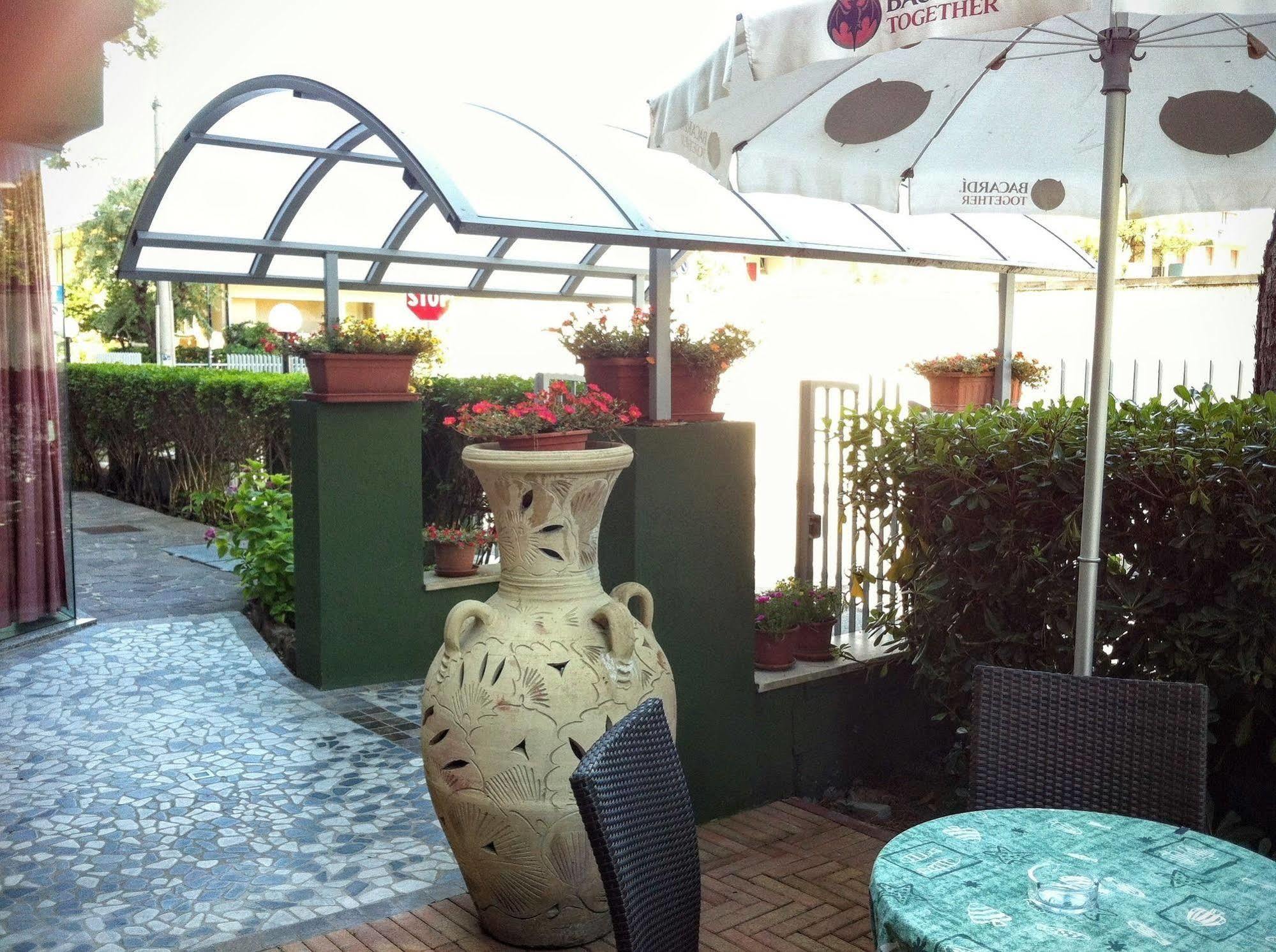 Hotel Etna - Nuova Gestione Romagnola All-Inclusive Spiaggia Parcheggio Riccione Bagian luar foto